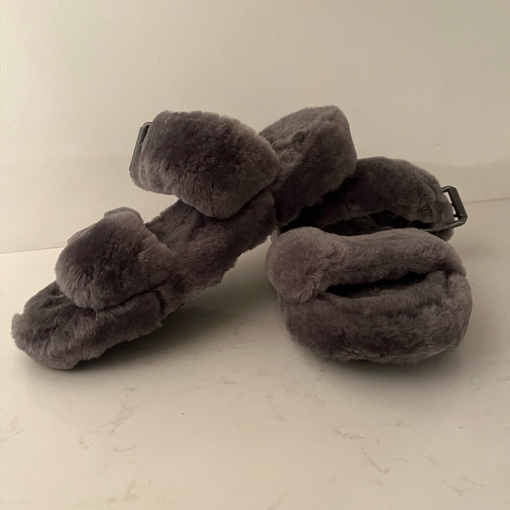 Ladies Ugg Slippers. grey. size US 7.